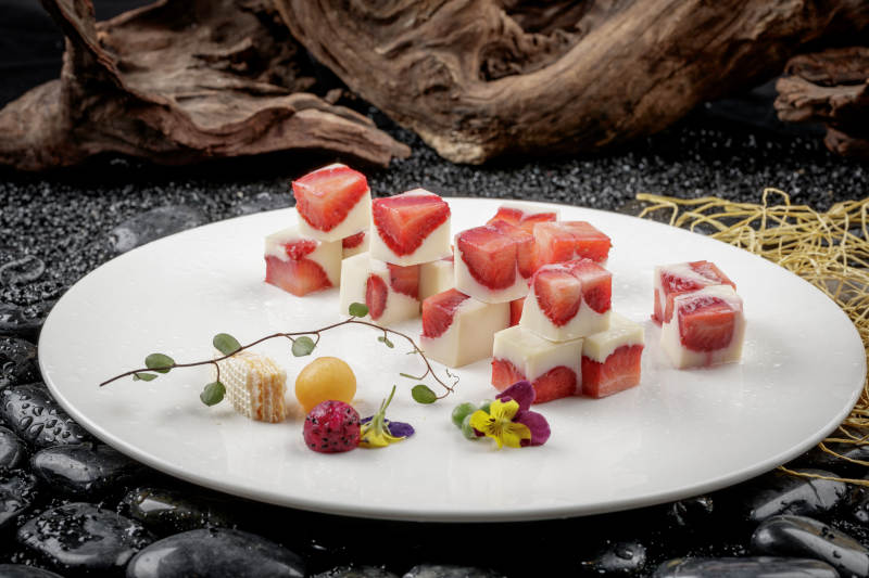 圆形磁盘装的奶香草莓冻图片