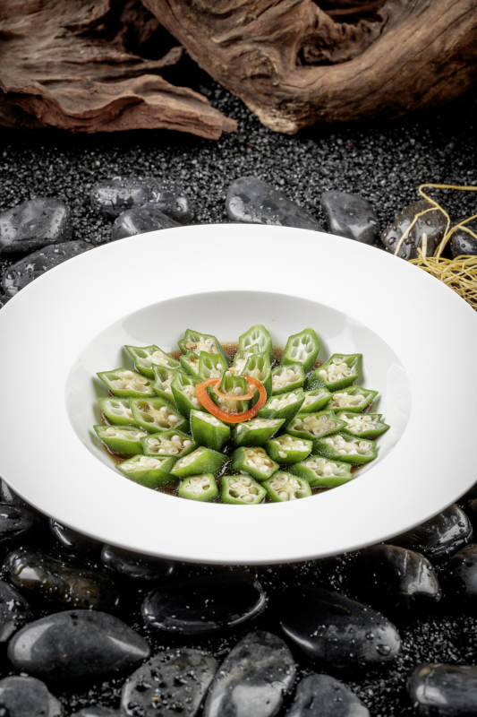 圆形磁盘装的捞汁秋葵图片