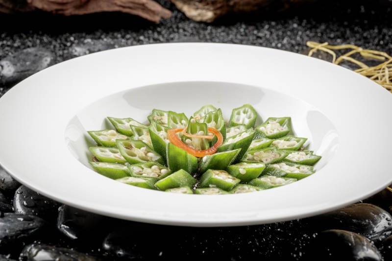 圆形磁盘装的捞汁秋葵图片