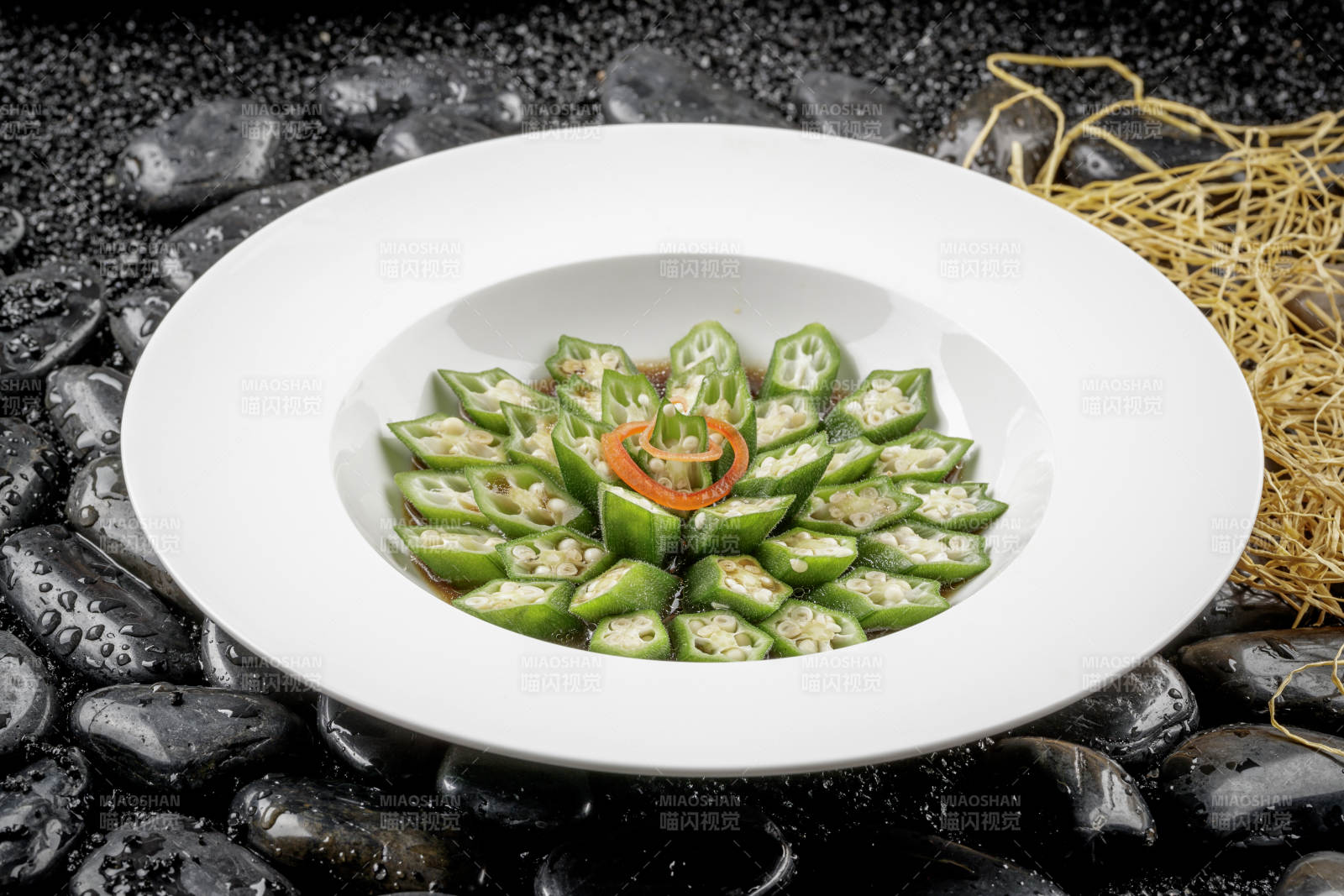 圆形磁盘装的捞汁秋葵图片