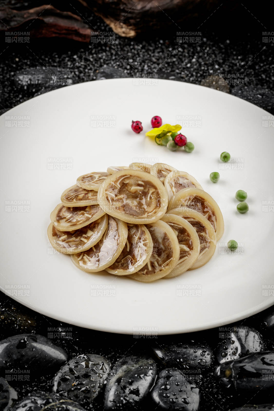 圆形磁盘装的鱿鱼酿猪耳图片