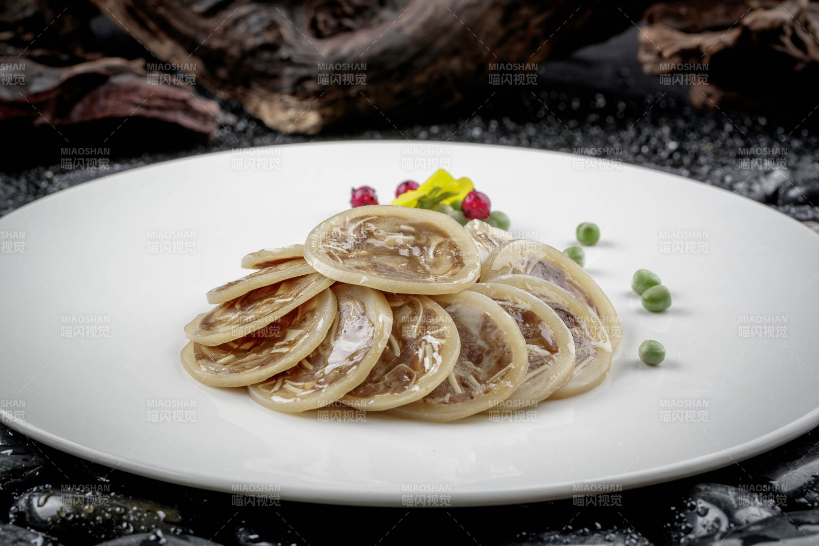 圆形磁盘装的鱿鱼酿猪耳图片