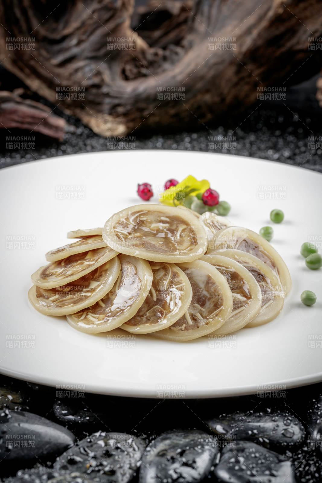 圆形磁盘装的鱿鱼酿猪耳图片