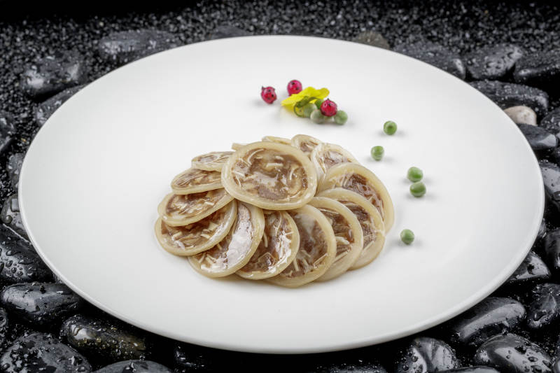 圆形磁盘装的鱿鱼酿猪耳图片