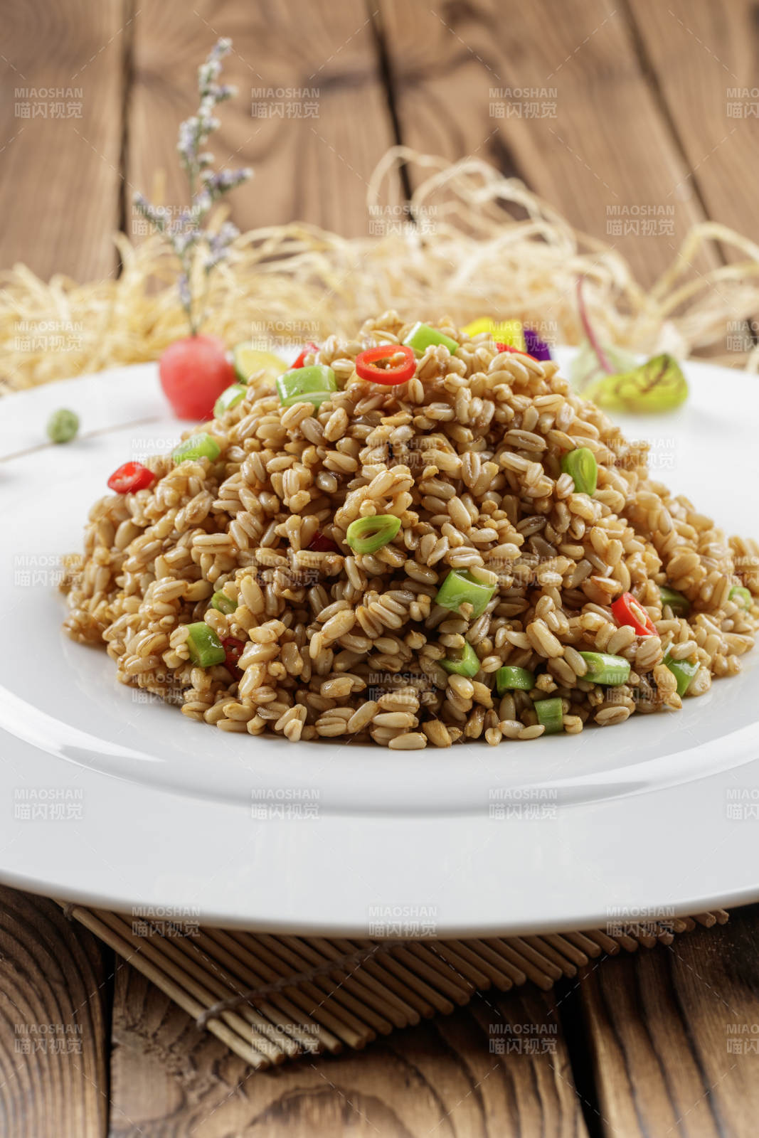 圆盘装的小米椒薏米仁炒饭图片