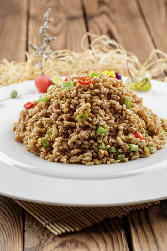 圆盘装的小米椒薏米仁炒饭图片