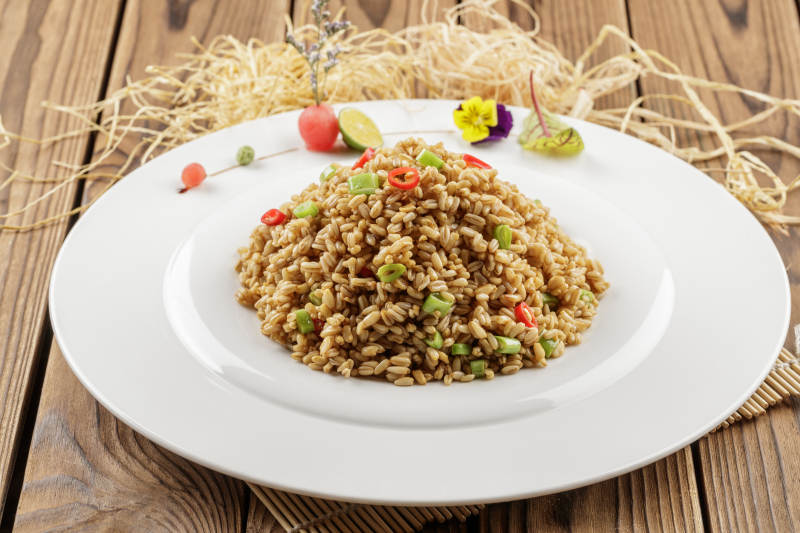 圆盘装的小米椒薏米仁炒饭图片