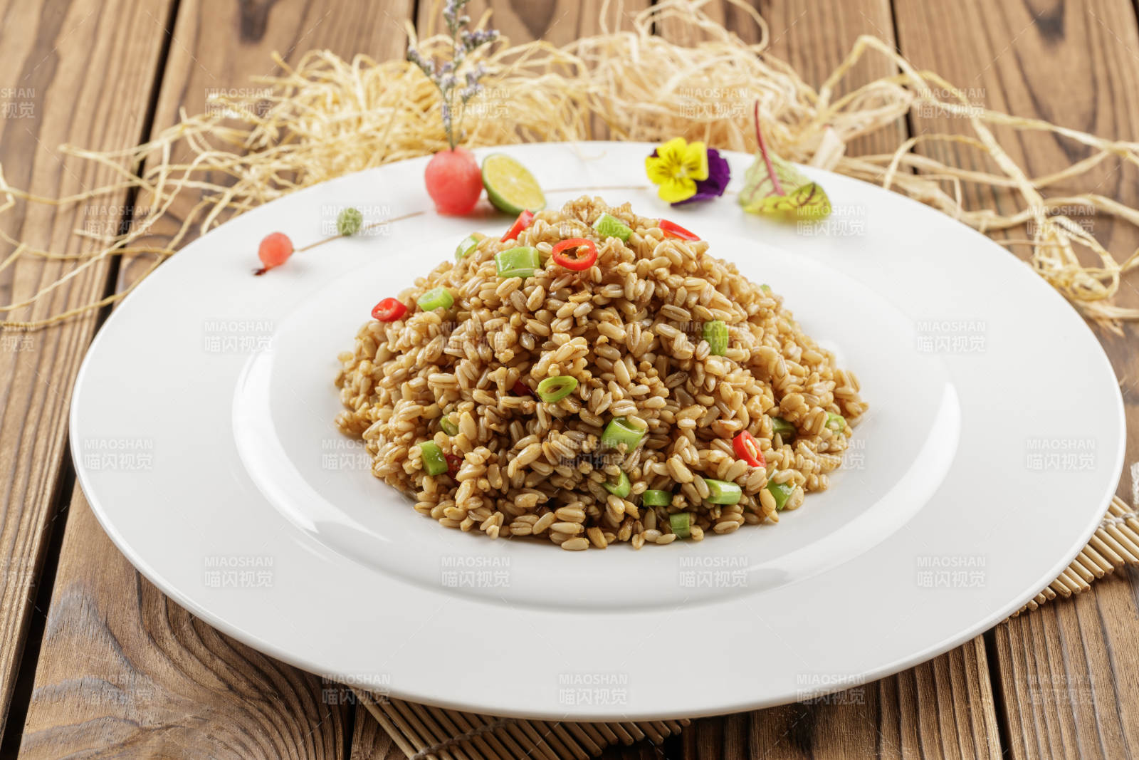 圆盘装的小米椒薏米仁炒饭图片