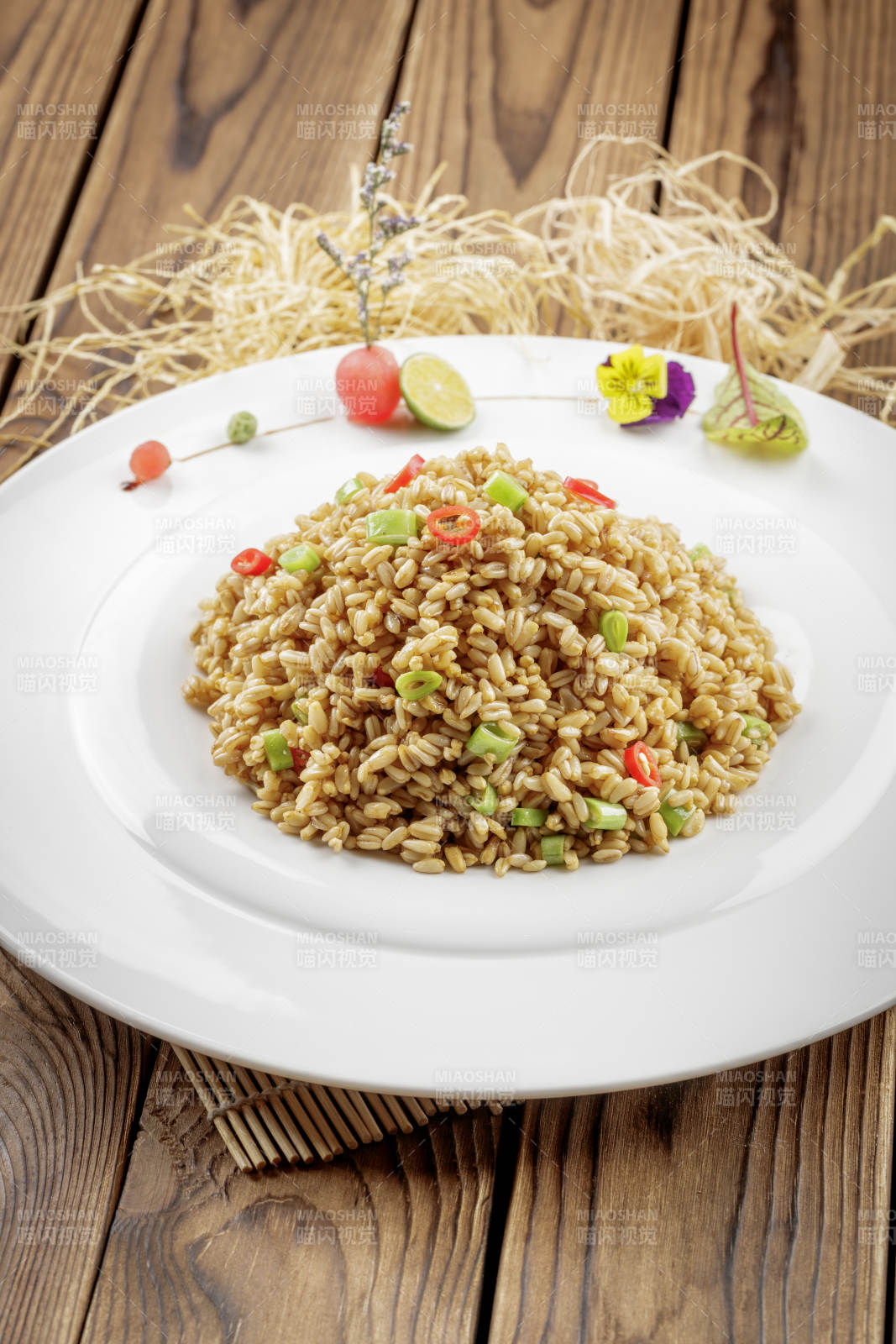 圆盘装的小米椒薏米仁炒饭图片