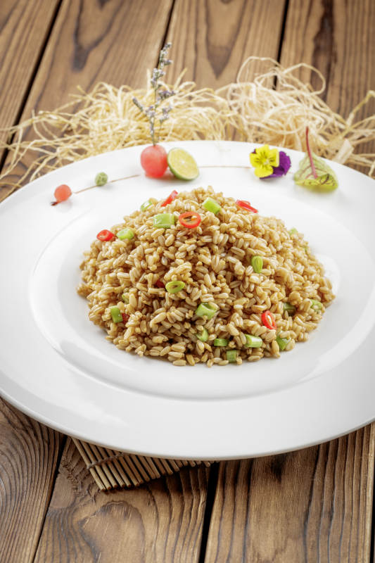 圆盘装的小米椒薏米仁炒饭图片