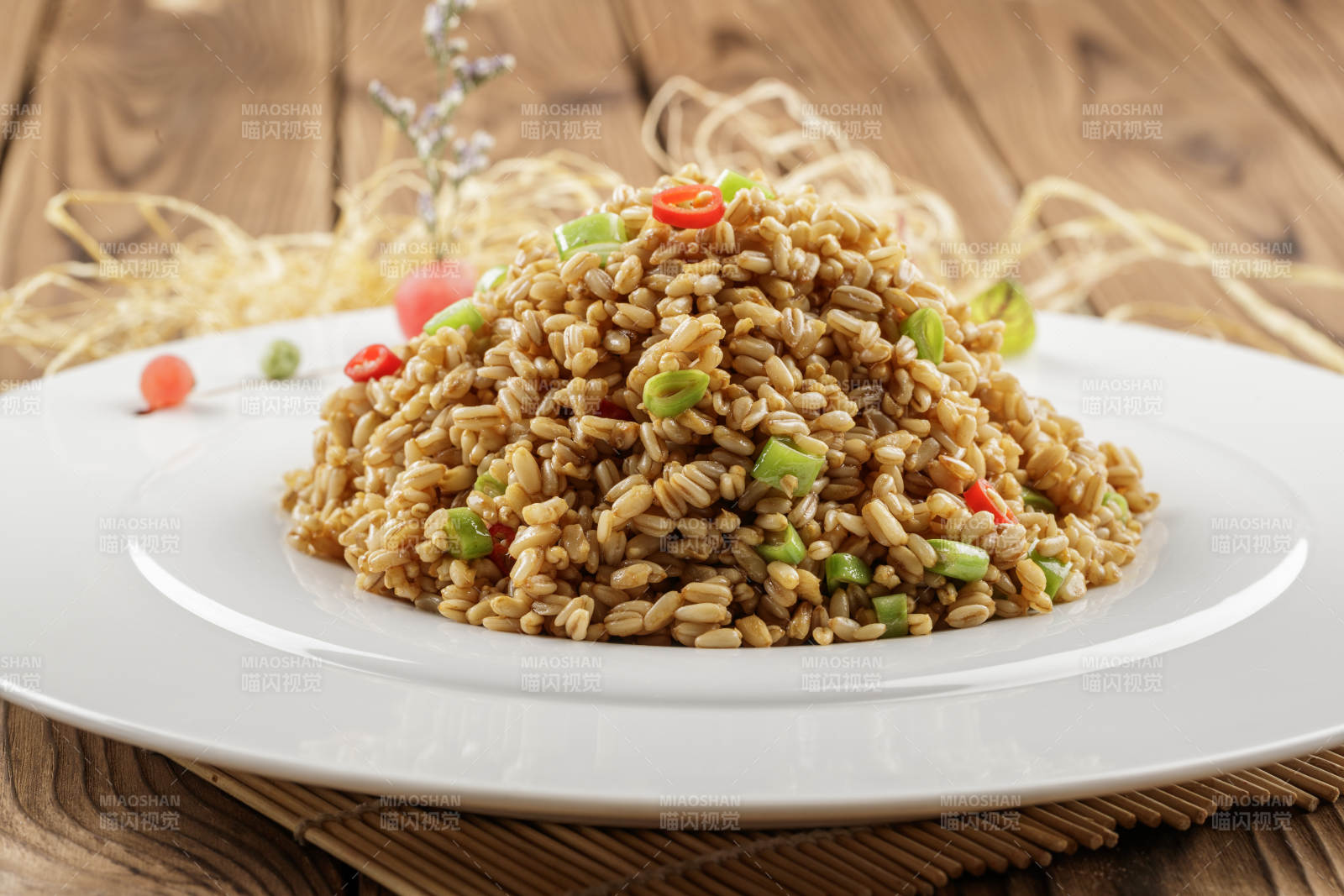 圆盘装的小米椒薏米仁炒饭图片