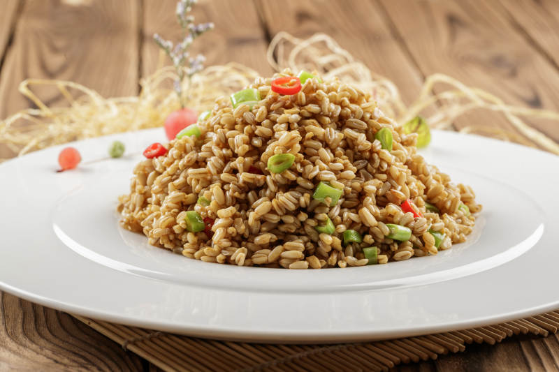 圆盘装的小米椒薏米仁炒饭图片