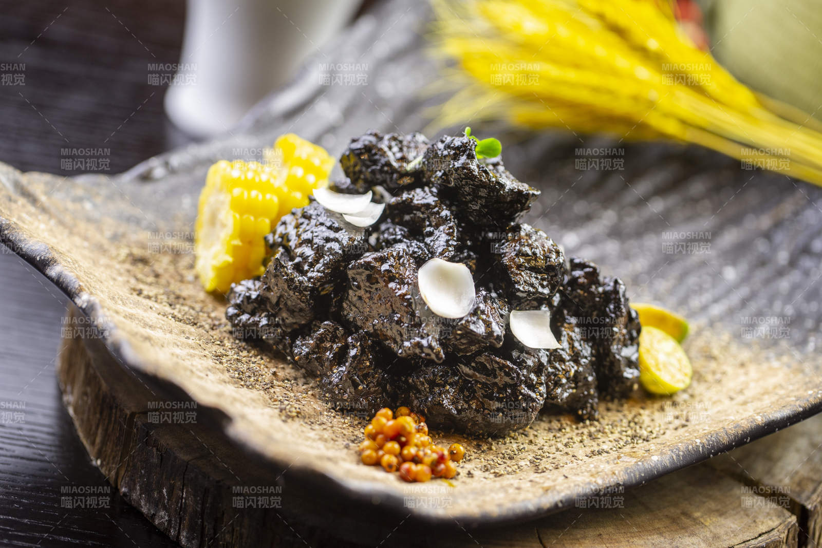 墨鱼汁焗牛腩肉配饰食材玉米金桔沙棘果图片