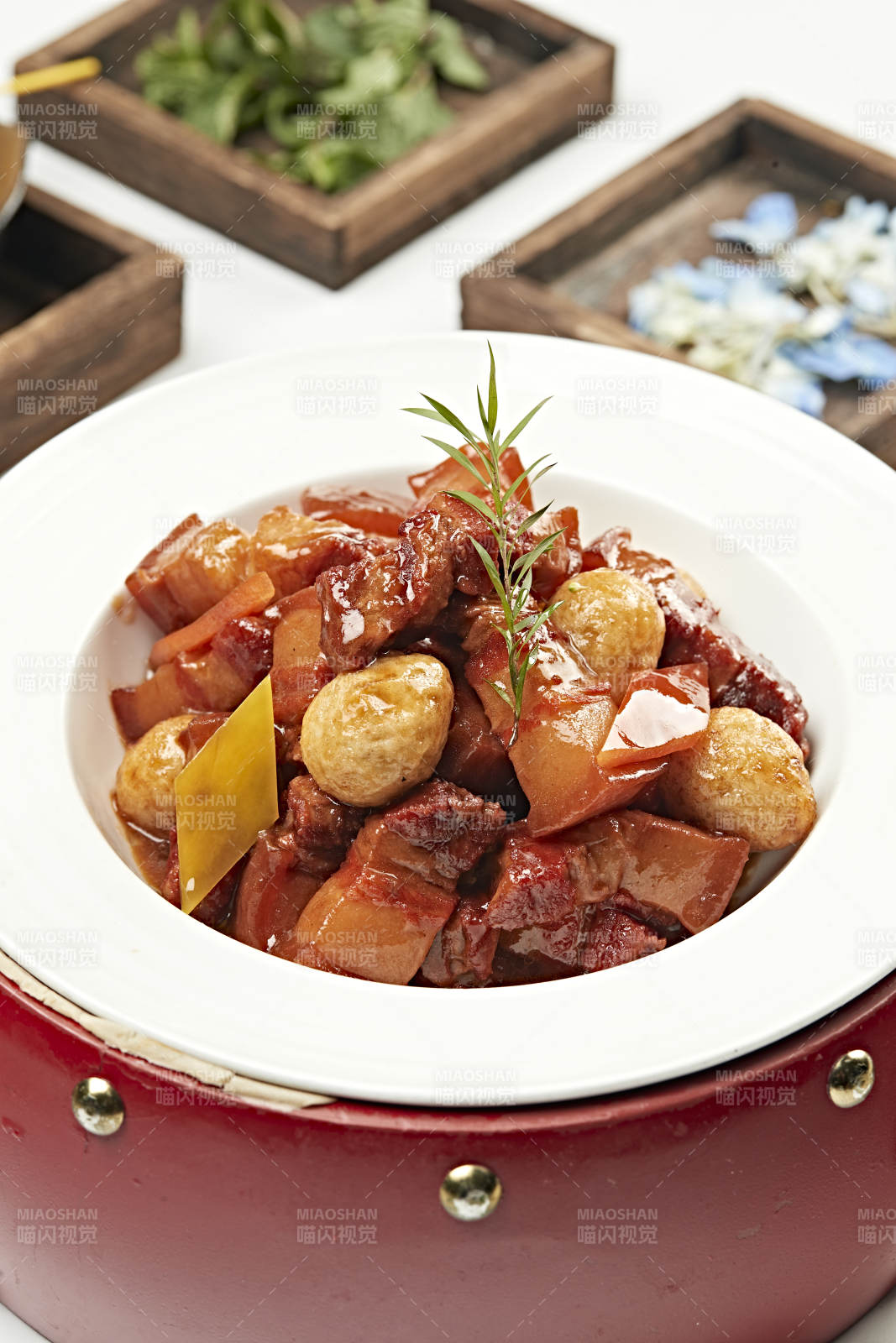 红烧肉炖虎皮鹌鹑蛋图片