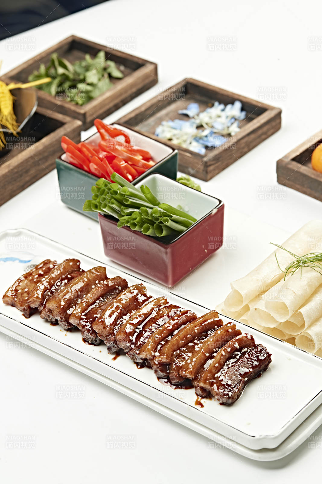 甜蜜先卤后炸五花肉配卷饼图片