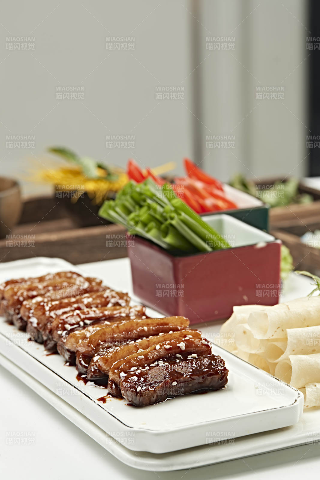 甜蜜先卤后炸五花肉配卷饼图片