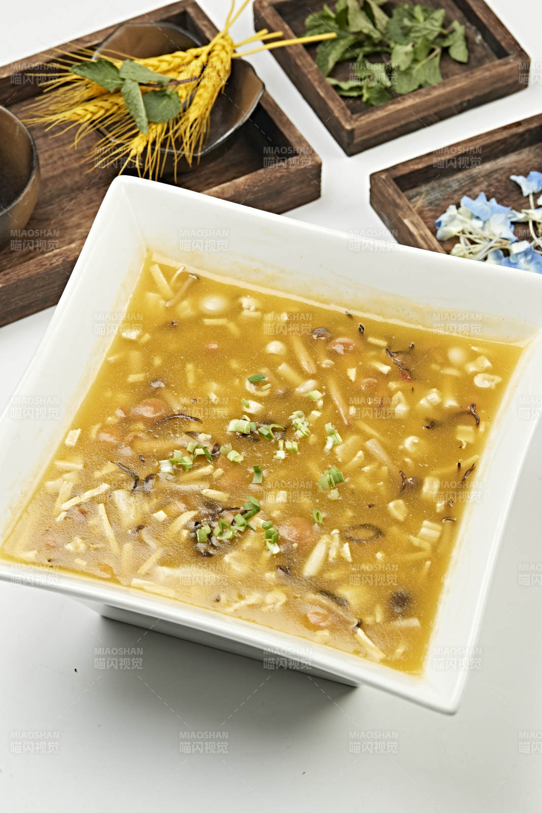 酸辣杂菌豆腐牛骨髓汤图片