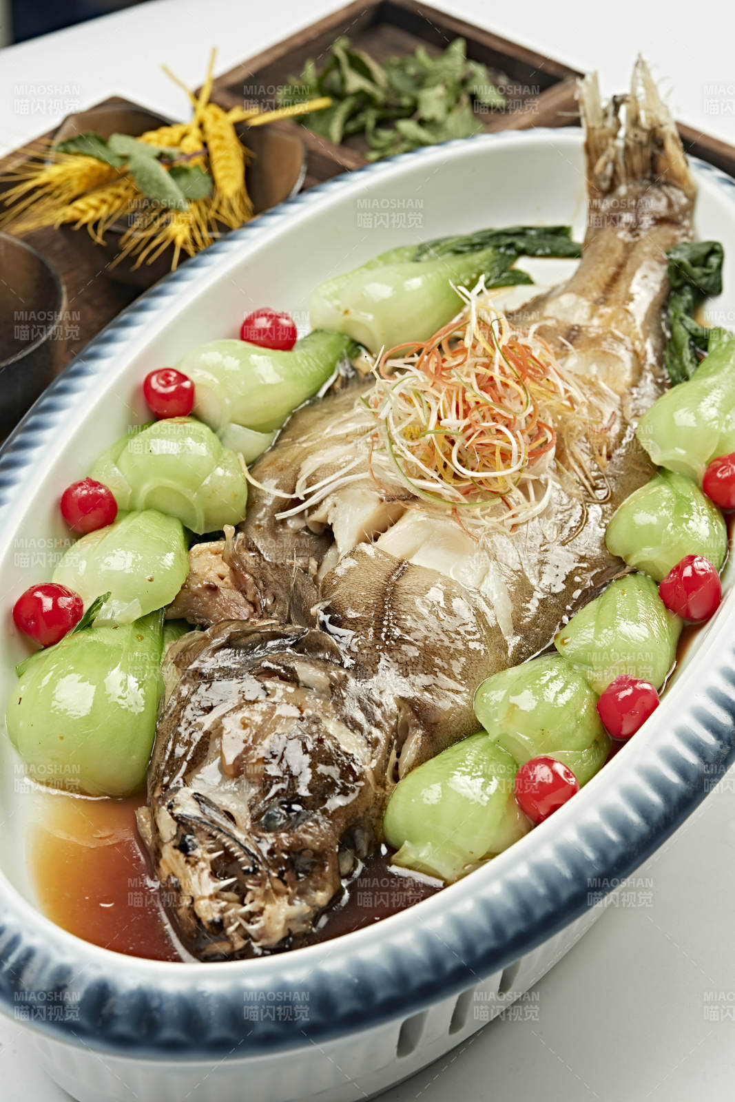 清蒸浇汁鲽鱼图片