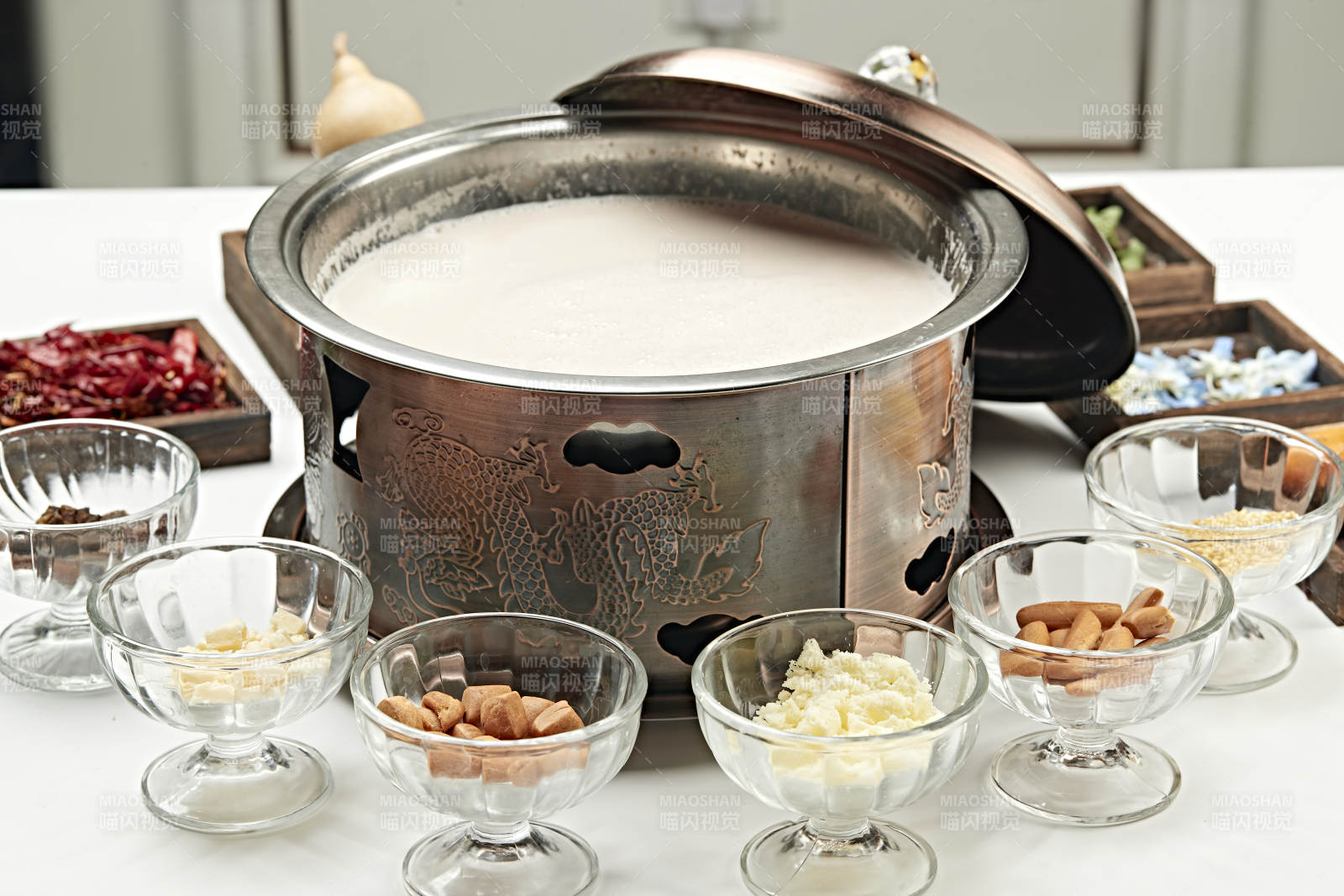 铜锅餐具装的草原炒米炖奶茶图片