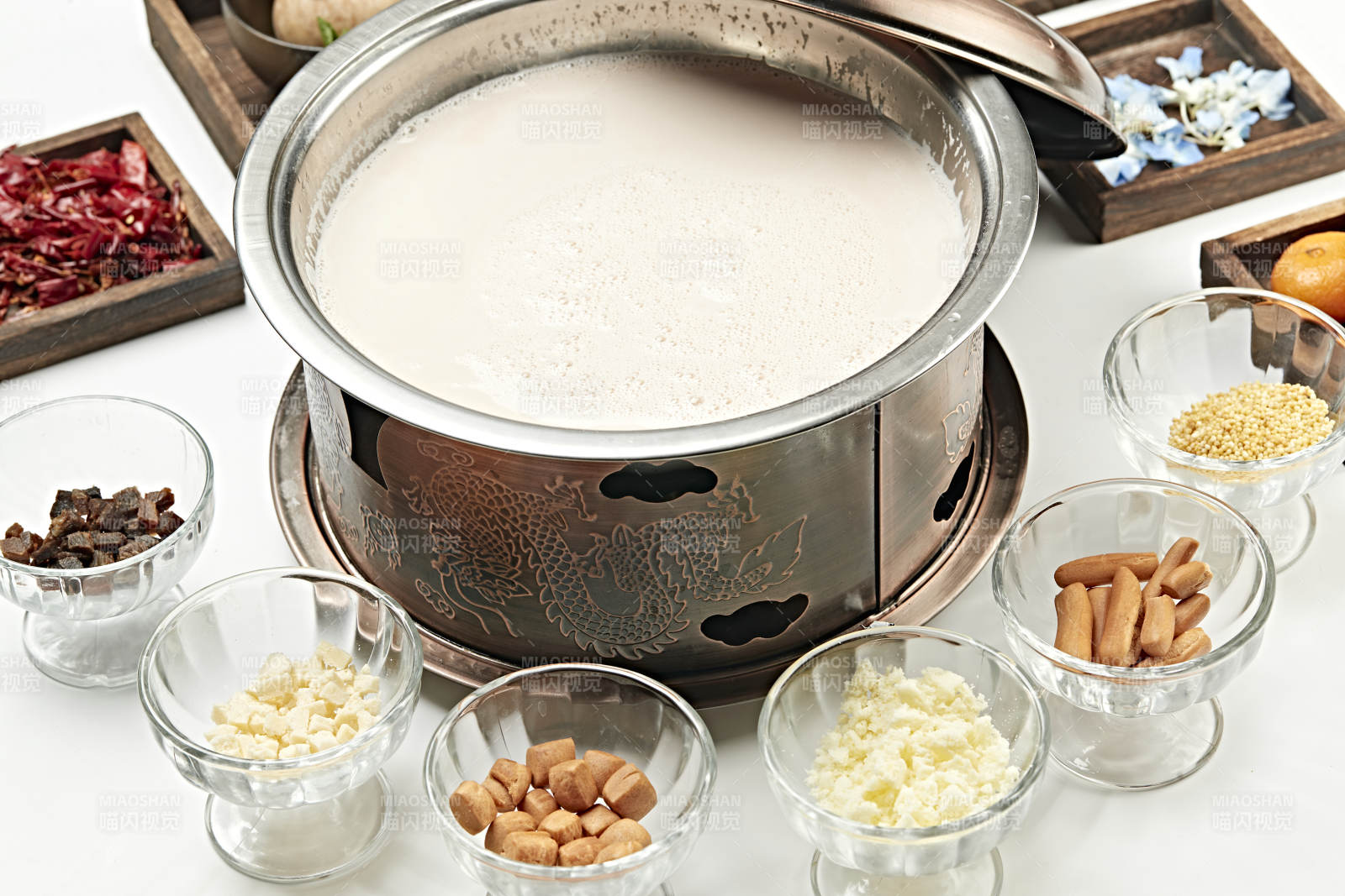 铜锅餐具装的草原炒米炖奶茶图片