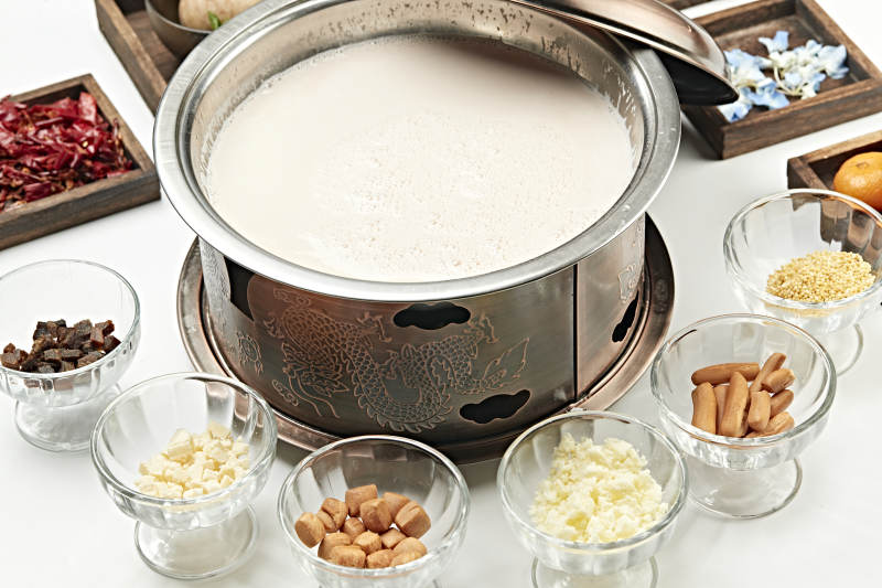 铜锅餐具装的草原炒米炖奶茶图片