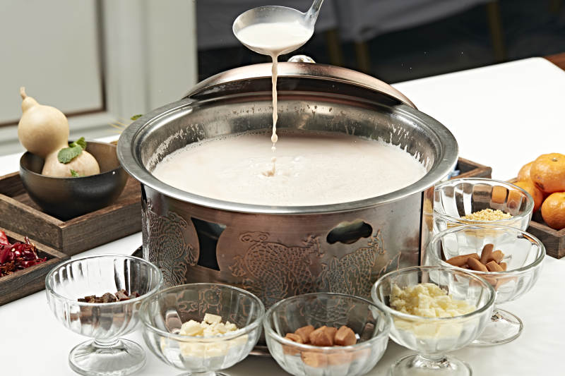 铜锅餐具装的草原炒米炖奶茶图片