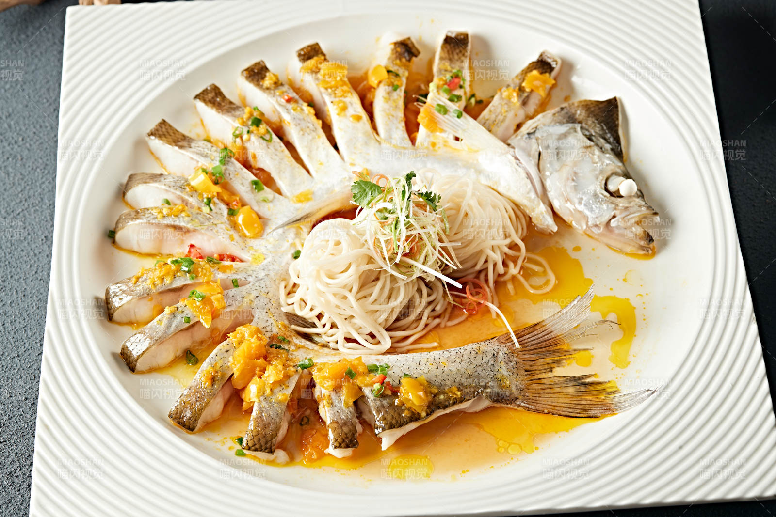 海南灯笼剁椒蒸长江白鱼配挂面图片