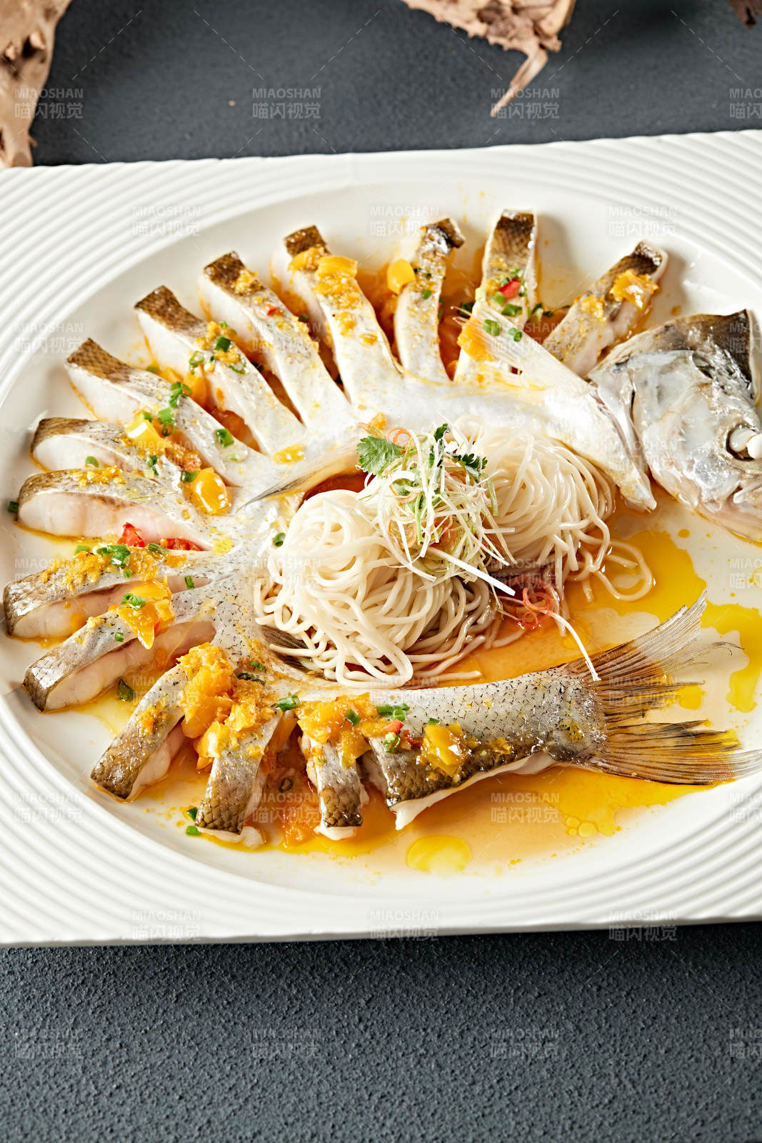 海南灯笼剁椒蒸长江白鱼配挂面图片