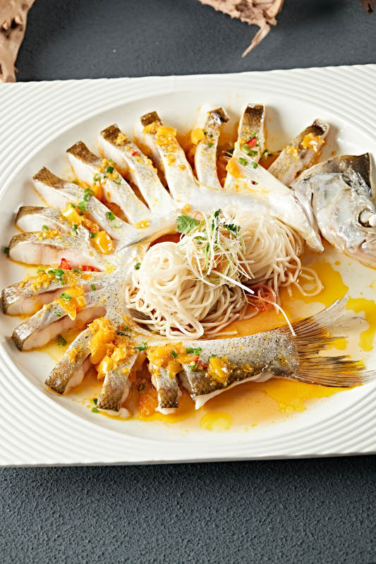 海南灯笼剁椒蒸长江白鱼配挂面图片