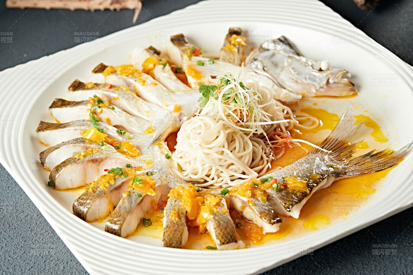 海南灯笼剁椒蒸长江白鱼配挂面图片
