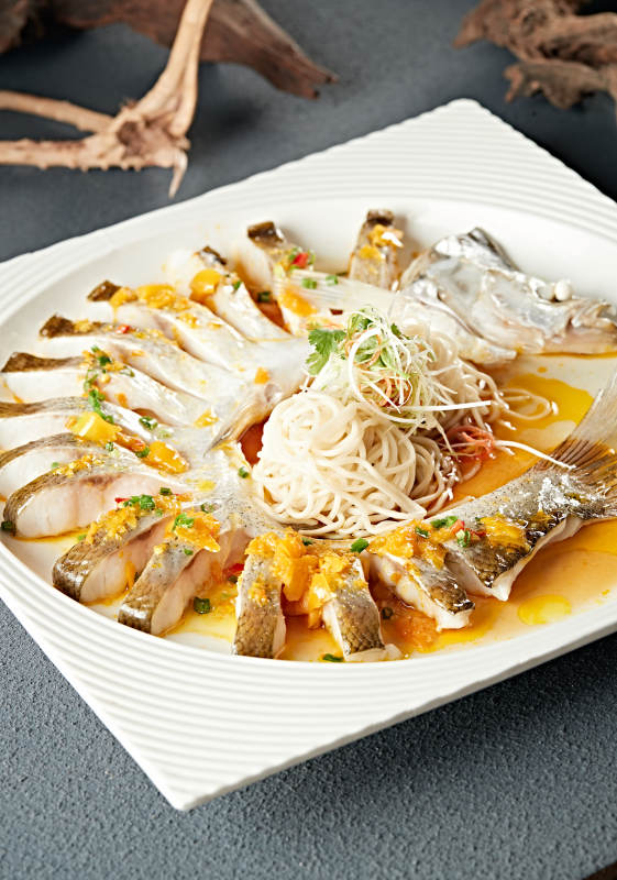 海南灯笼剁椒蒸长江白鱼配挂面图片