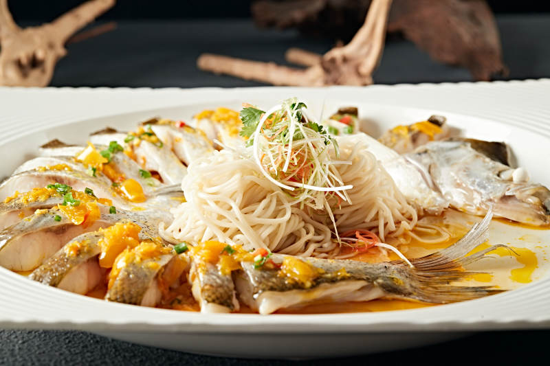 海南灯笼剁椒蒸长江白鱼配挂面图片