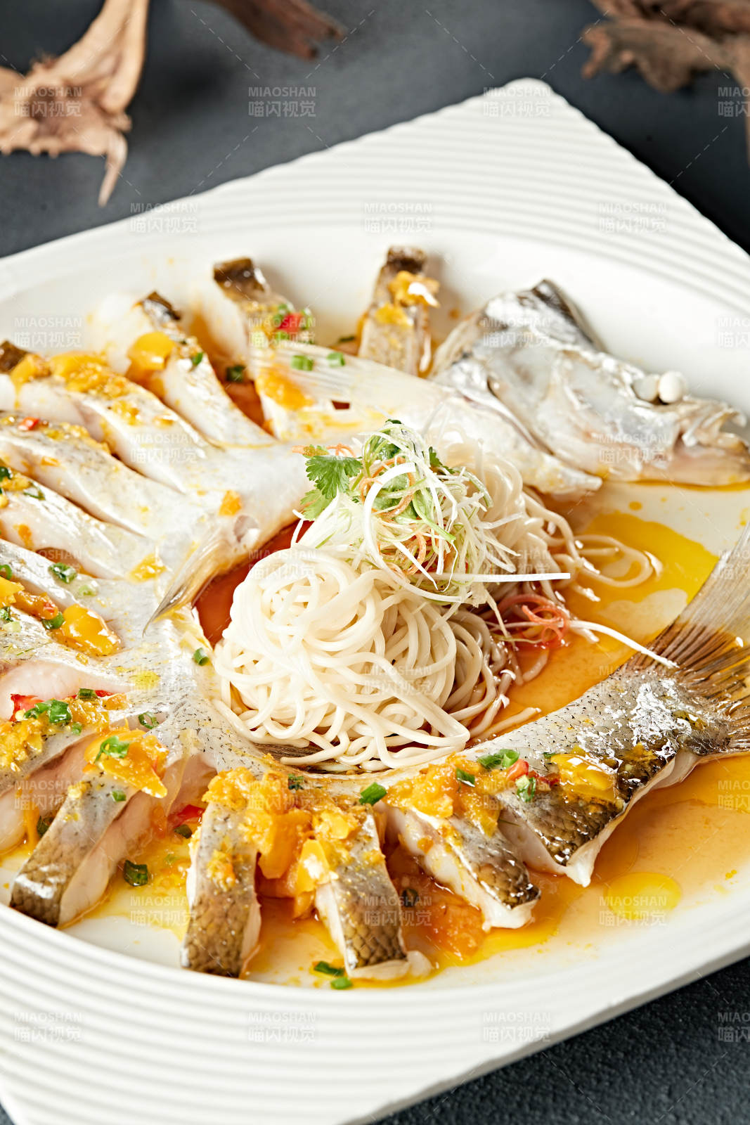 海南灯笼剁椒蒸长江白鱼配挂面图片