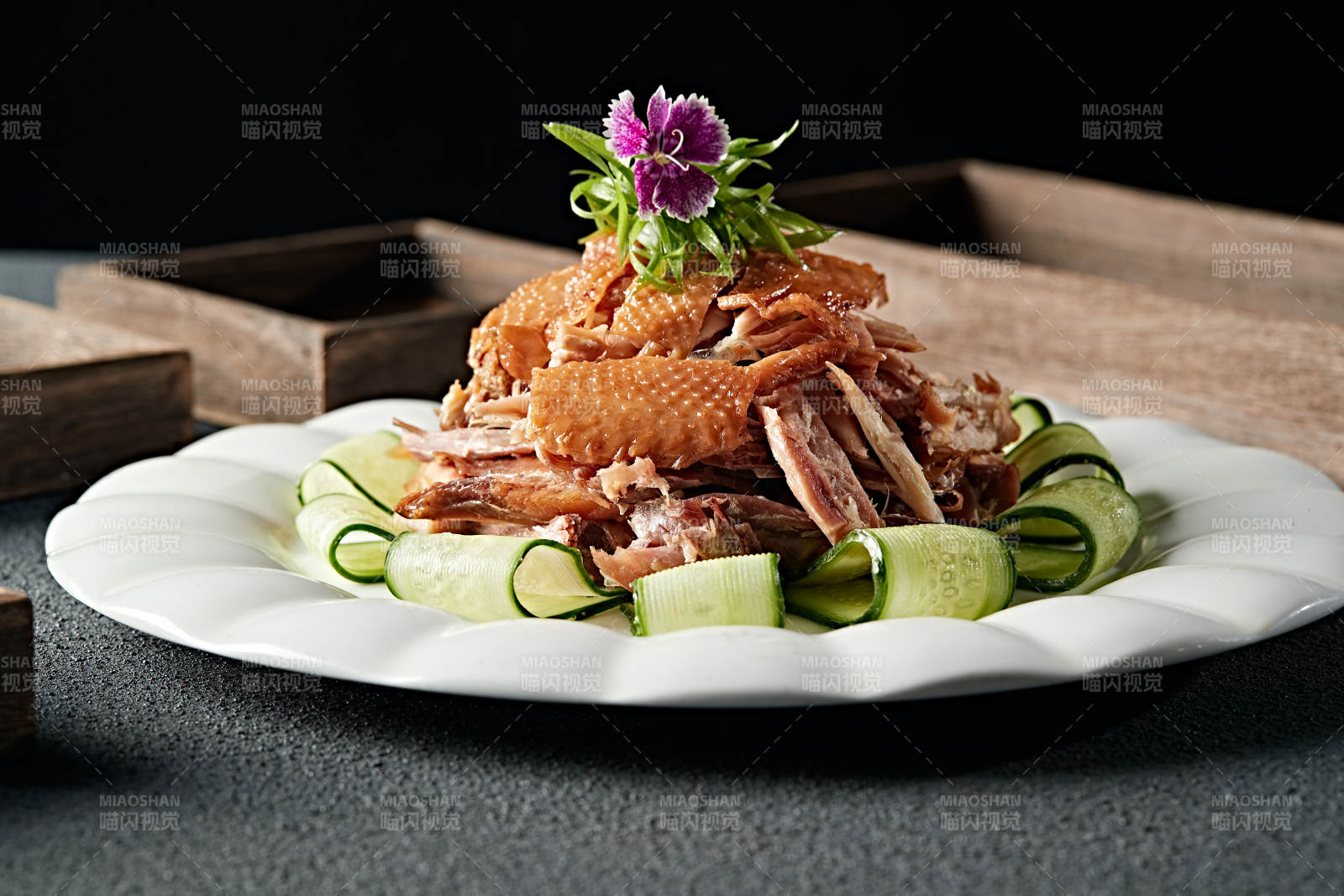 卤味传统手撕熏鸡图片