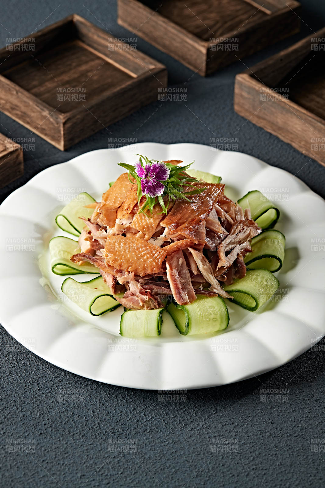 卤味传统手撕熏鸡图片