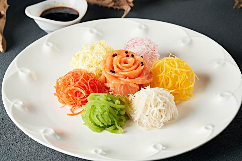 浇汁五色时蔬菜丝拌刺身三文鱼图片