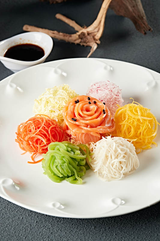 浇汁五色时蔬菜丝拌刺身三文鱼图片