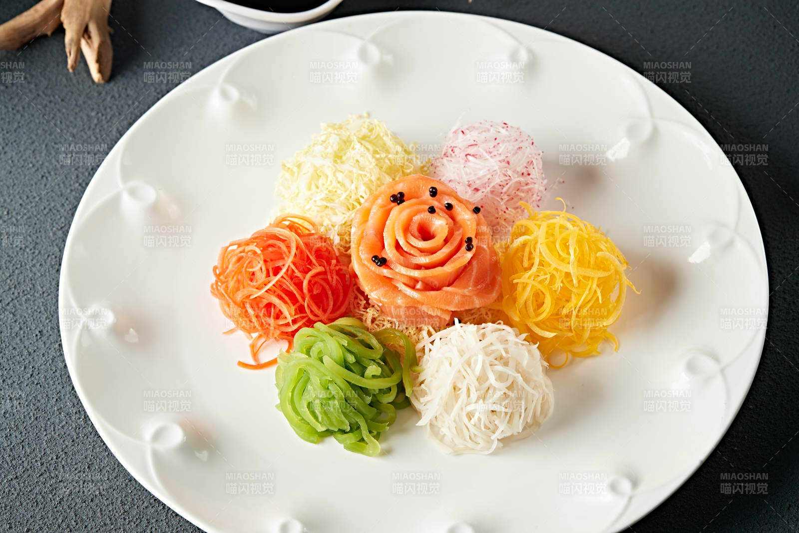 浇汁五色时蔬菜丝拌刺身三文鱼图片