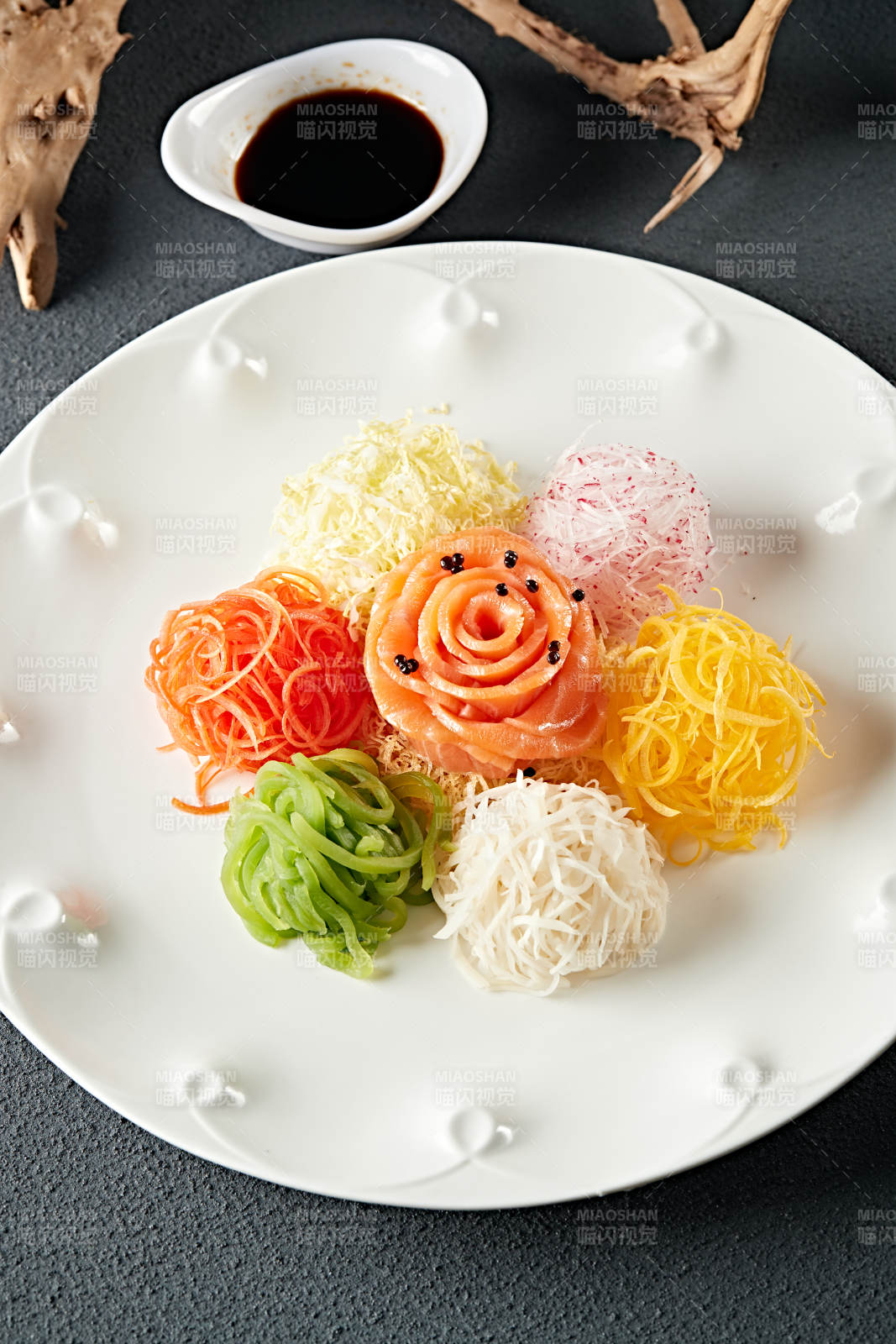 浇汁五色时蔬菜丝拌刺身三文鱼图片