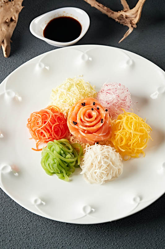 浇汁五色时蔬菜丝拌刺身三文鱼图片