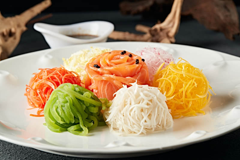 浇汁五色时蔬菜丝拌刺身三文鱼图片