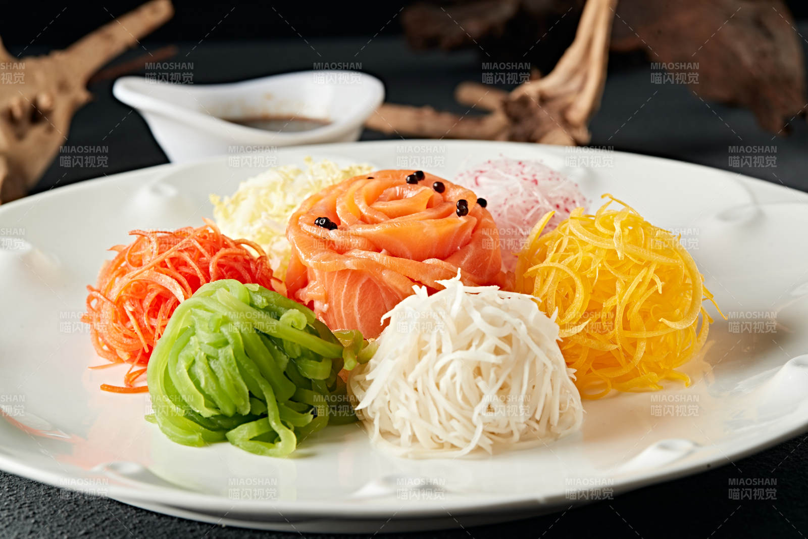 浇汁五色时蔬菜丝拌刺身三文鱼图片