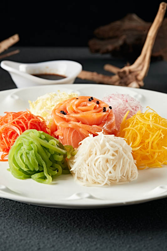 浇汁五色时蔬菜丝拌刺身三文鱼图片