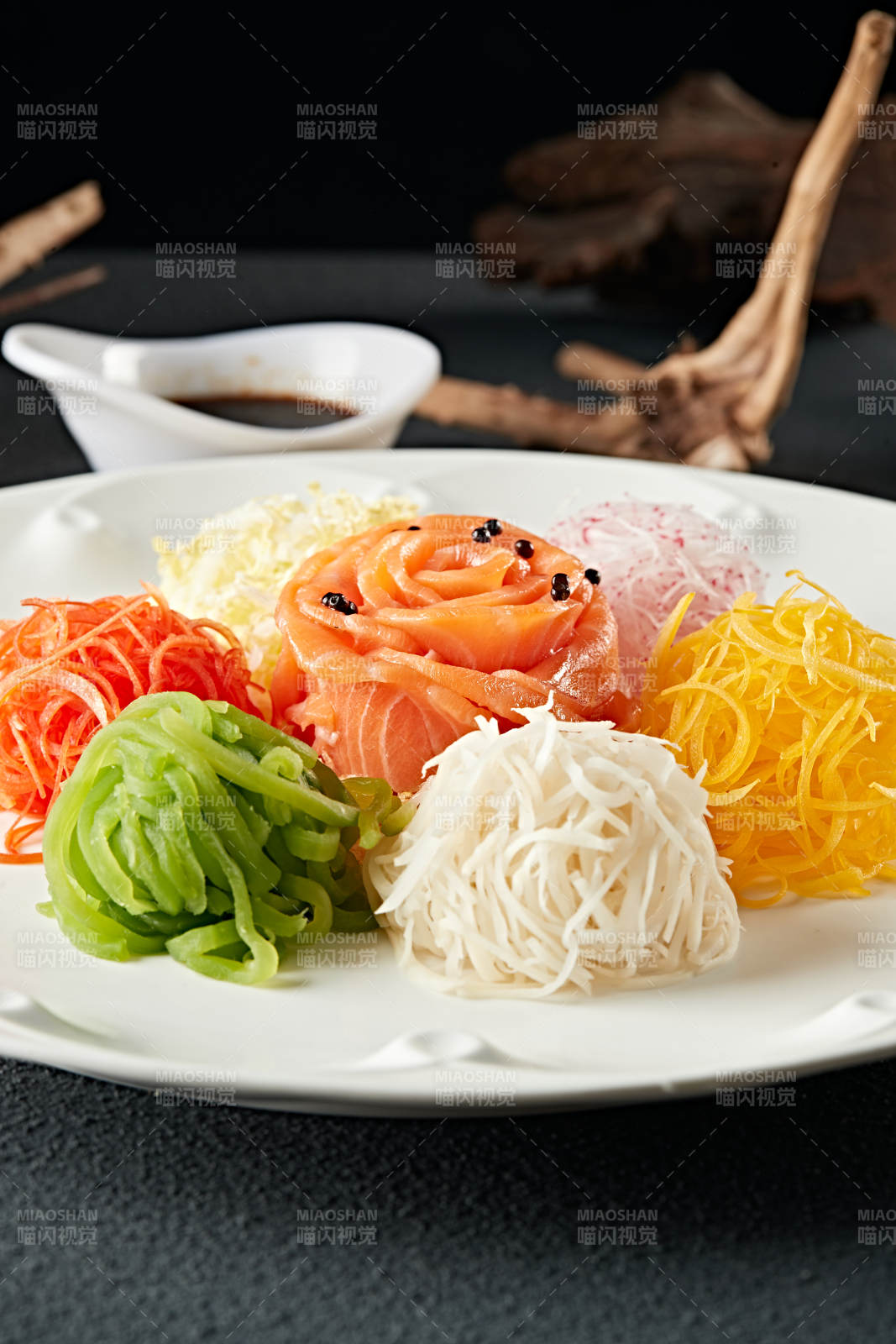 浇汁五色时蔬菜丝拌刺身三文鱼图片