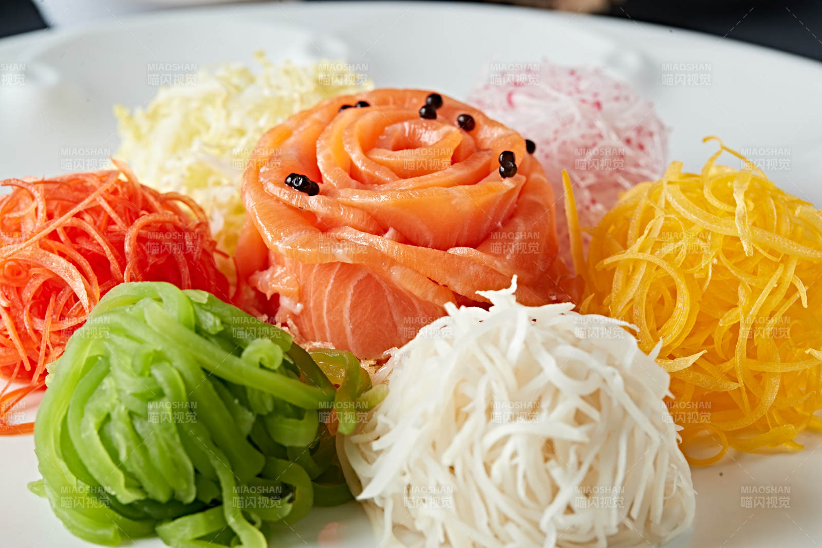 浇汁五色时蔬菜丝拌刺身三文鱼图片