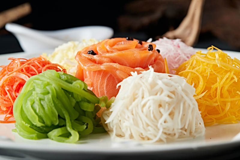 浇汁五色时蔬菜丝拌刺身三文鱼图片