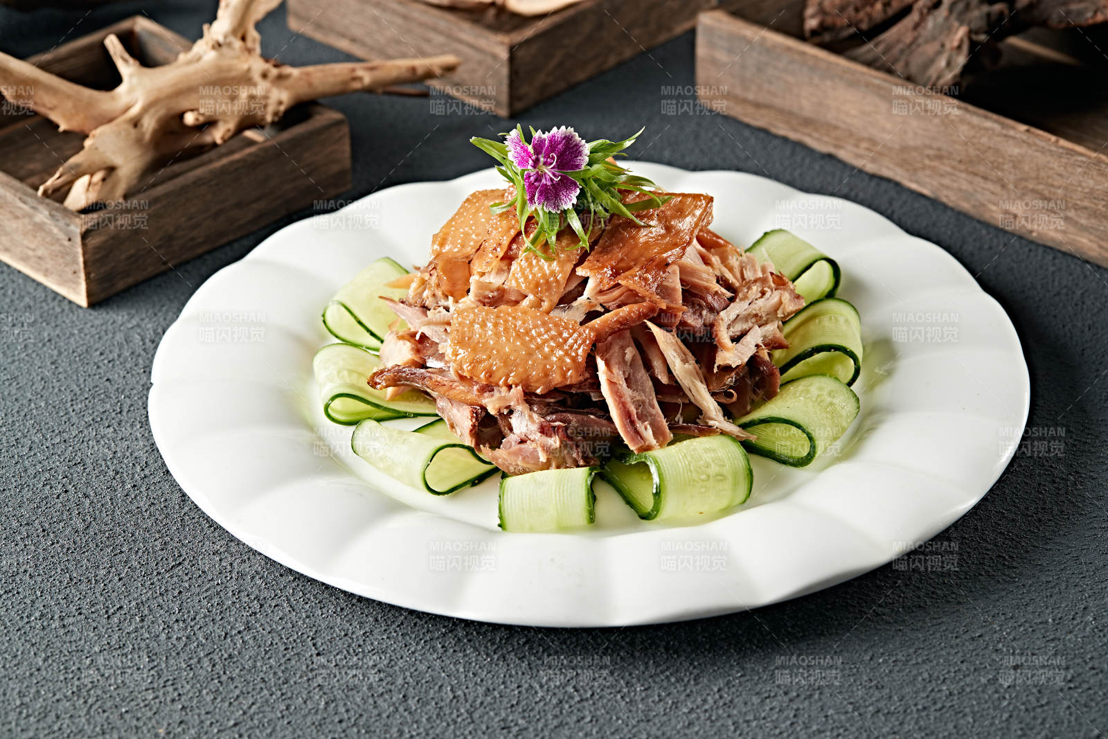 卤味传统手撕熏鸡图片