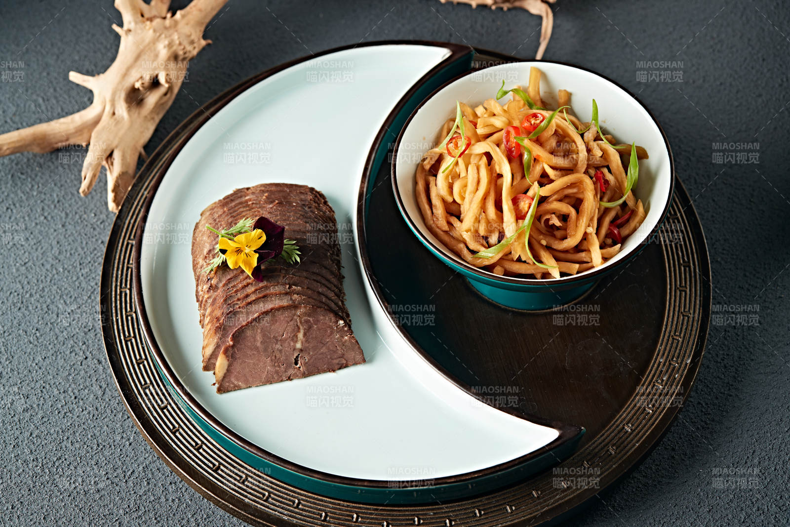 五香酱牛腱切片配腌渍芥菜条图片