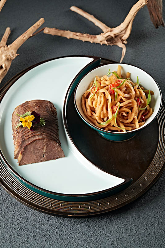 五香酱牛腱切片配腌渍芥菜条图片