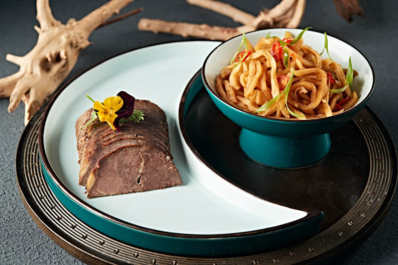 五香酱牛腱切片配腌渍芥菜条图片